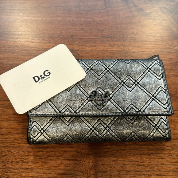 Authentic Dolce & Gabbana wallet - metallic leather with two zipped pockets NWOT - Picture 5 of 14
